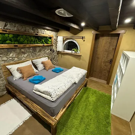 Hobiti Domcek בית נופש Bansky Studenec